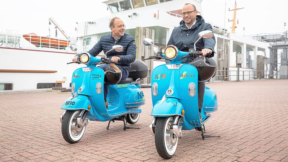 Die Roller sind im ganzen Stadtgebiet zu finden. Einige von ihnen wurden von der Reederei Norden-Frisia angeschafft. Das Bild zeigt Carl-Ulfert Stegmann (links, Reedereivorstand) und Thorsten Schlamann (Mit-Geschäftsführer der Stadtwerke Norden). Foto: Reederei