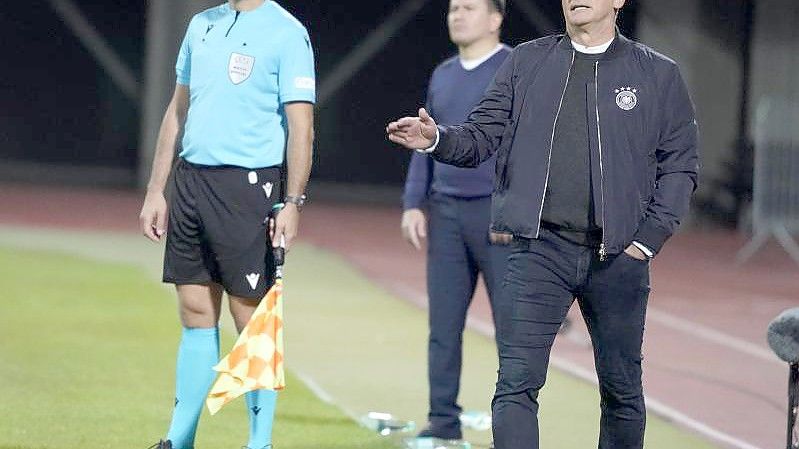 Hat die Debüts seiner Europameister Karim Adeyemi und David Raum in der A-Nationalmannschaft zufrieden verfolgt: Stefan Kuntz. Foto: Oksana Dzadan/dpa