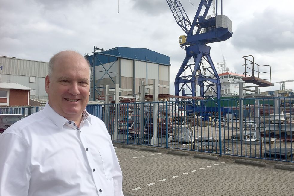 Die Ansiedlung von Gewerbe in der Stadt sei wichtig, werde aber aktuell viel zu eindimensional betrieben, sagt Claus-Peter Horst, hier vor dem Gelände der Werft Ferus Smit. Foto: Mielcarek