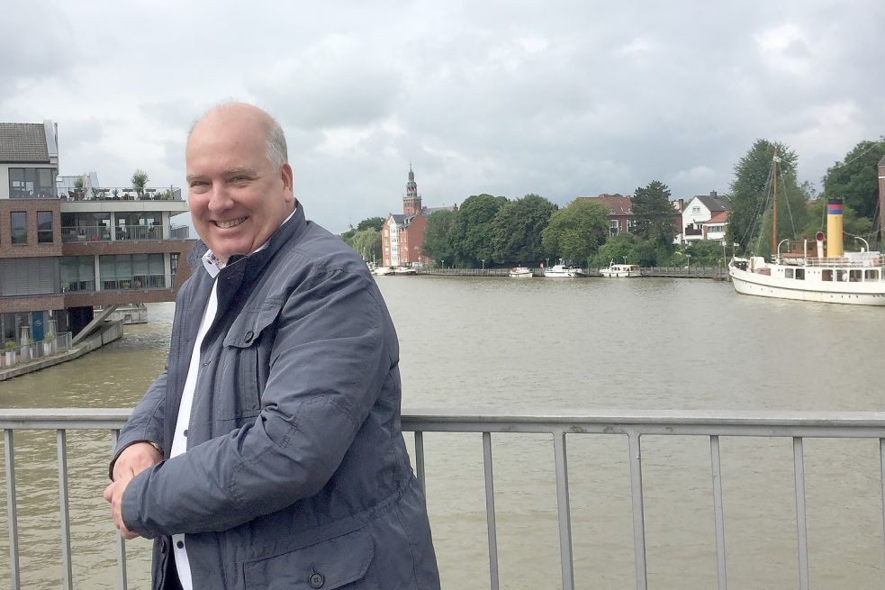 Symbolträchtiger Ort: Auf der Nessebrücke ist die Vielfalt von Leer sichtbar, sagt Claus-Peter Horst. Foto: Mielcarek