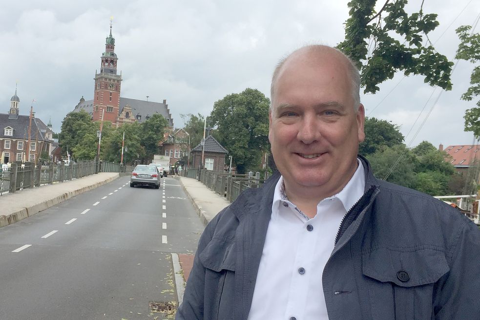 Mit Blick auf das Rathaus: Als Bürgermeister will Horst aus den Mitarbeitern wieder ein motiviertes Team machen. Foto: Mielcarek