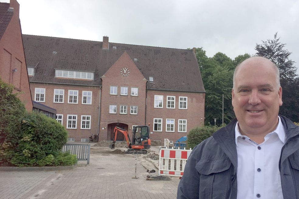 Dass nicht alle Anstrengungen unternommen werden, um die Schulen, wie hier die Hoheellernschule, bestmöglich auszustatten, ist für Horst unverständlich. Foto: Mielcarek