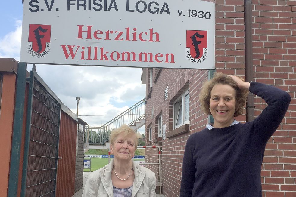 Doppelt sinnbildlich: Ehrenamtliches Engagement ist wichtig, sagt Beatrix Kuhl. Deshalb hat sie sich zum Fototermin beim Gelände von Frisia Loga Martha Schüür hinzugerufen, die in sich in zahllosen Vereinen und Initiativen einbringt. Foto: Mielcarek