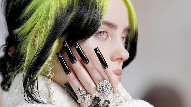 Billie Eilish, US-amerikanische Sängerin, kommt zur Oscar-Verleihung. Foto: John Locher/AP/dpa