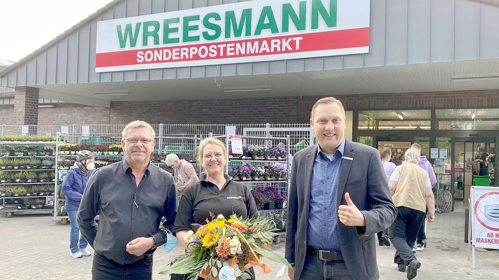 Apens Bürgermeister Matthias Huber (rechts) begrüßte Filialleiterin Astrid Janssen und Bezirksleiter Jens-Peter Schlörmann. Foto: Gemeinde