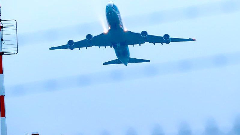 Ein Frachtflugzeug startet vom Flughafen Leipzig/Halle. Foto: Jan Woitas/dpa-Zentralbild/dpa