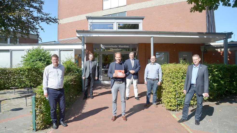 Nico Rettcher (mittig) wurde von Ude Goeman (von links), Thomas Brederlow (Schulfachlicher Dezernent des Regionalen Landesamt für Schule und Bildung), Nordens Bürgermeister Heiko Schmelzle (CDU) und seinem Ersten Stadtrat Marcus Aukskel offiziell empfangen. Foto: Hillebrand