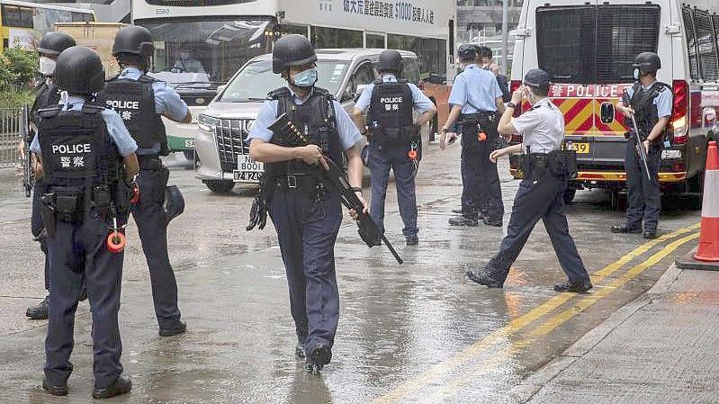 Polizeibeamte stehen vor einem Gericht in Hongkong Wache (Archivbild). Foto: Uncredited/AP/dpa