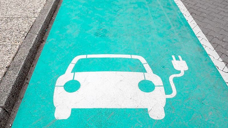 Die Kreditwirtschaft pocht vor der entscheidenden Abstimmung im Bundesrat auf offene Bezahlsysteme an öffentlichen Ladesäulen für Elektroautos. Foto: Jan Woitas/zb/dpa