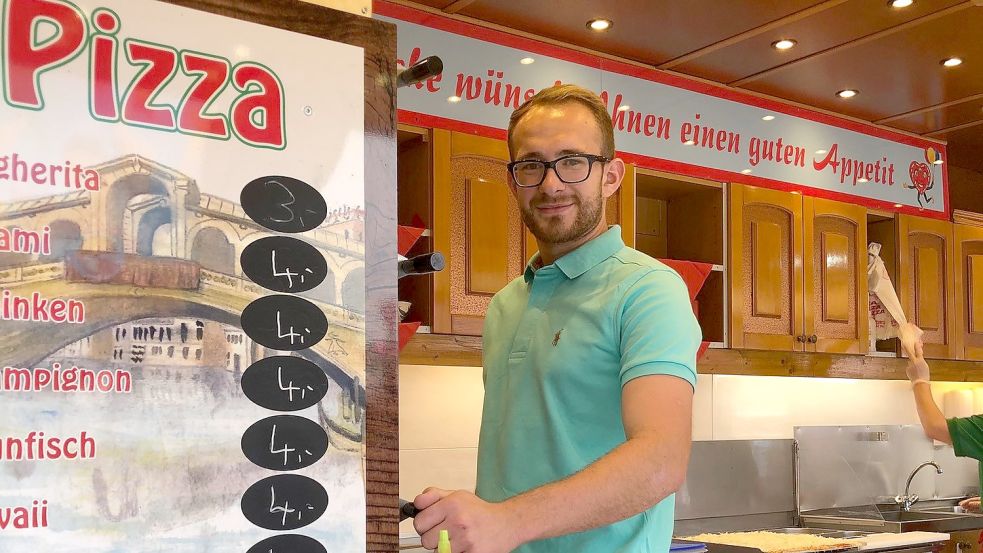 Meist bedient "Kalle" Lübcke selbst den Pizzaofen. Er hat das Handwerk von seinem Vater gelernt. Foto: Siemens