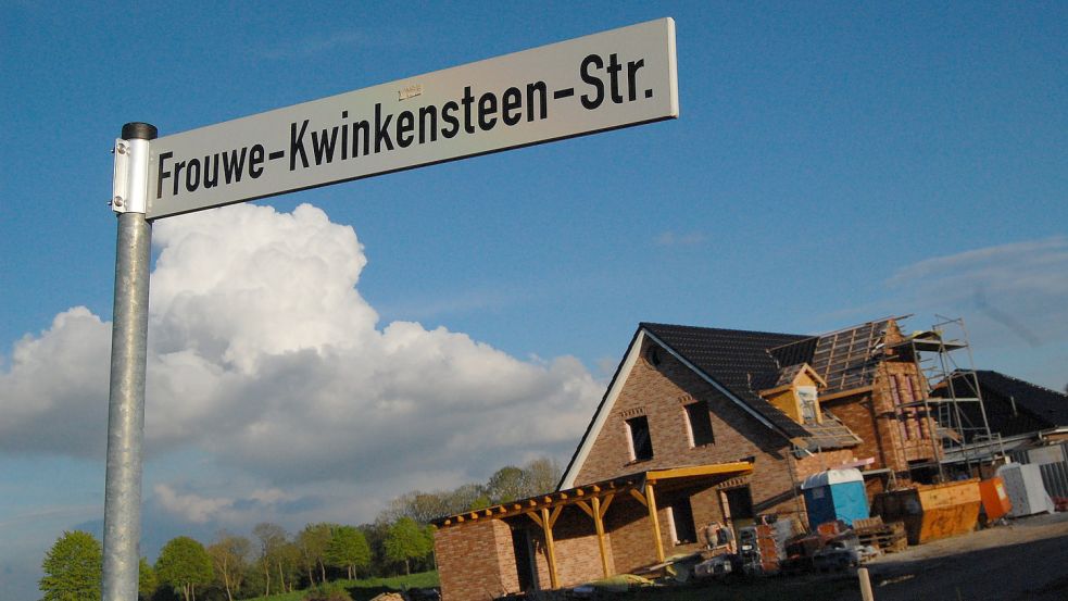 Auch im Neubaugebiet Manneweg in Simonswolde sind die Straßen nach Frauen benannt worden. Frouwe Kwinkensteen lebte von 1909 bis 1997 und arbeitete die Geschichte des Dorfes auf. Foto: Archiv/Luppen