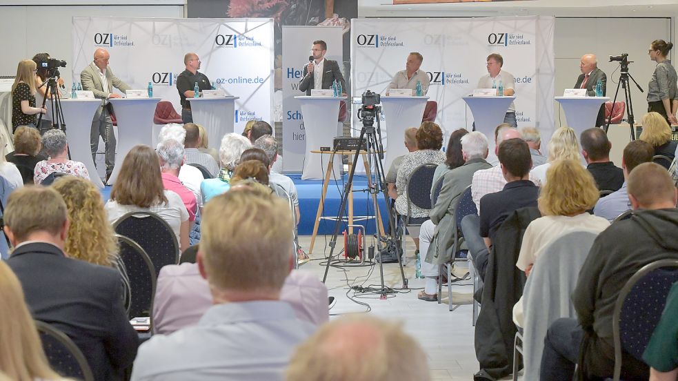 Sechs Bürgermeisterkandidaten stellten sich in der Blumenhalle den Fragen der Zuschauer: David Boddenberg (von links), Michael Kugler, Sven Lübbers, Karsten Peters, Christian Rademacher-Jelten und Arnold Eilers. Foto: Ortgies