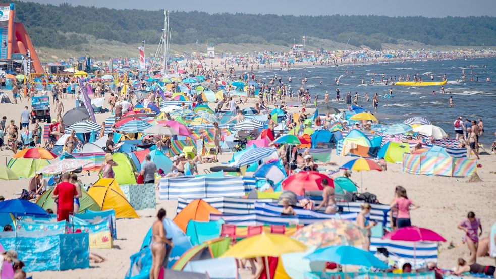 Das ist inzwischen vielen zu viel: Zwei Drittel der Einwohner auf der Insel Usedom meinen, dass es in ihrer Region bereits zu viele Übernachtungsgäste gibt. Foto: Stefan Sauer/dpa
