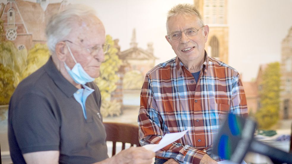 Für die Sänger der Shanty-Gruppe hatte er immer ein offenes Ohr: Klaus Körber (rechts) mit dem Sänger Herbert Heuermann. Foto: J. Doden/Archiv