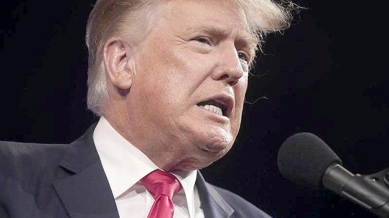 Donald Trump versucht sich als Box-Kommentator. Foto: Lm Otero/AP/dpa