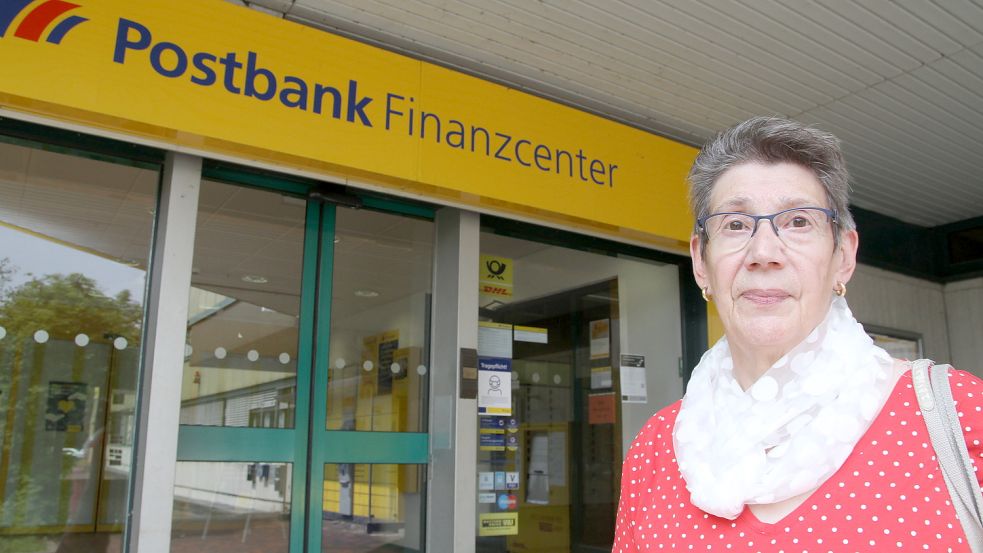 Theda Frerichs ist Kundin bei der Postbank und angewiesen auf die Hauptfiliale am Emder Bahnhof. Weil die Schalter dort seit rund sieben Wochen geschlossen sind, kann die Rentnerin aus Borssum einige Geldgeschäfte nicht mehr in der 50.000-Einwohner-Stadt regeln. Foto: Päschel