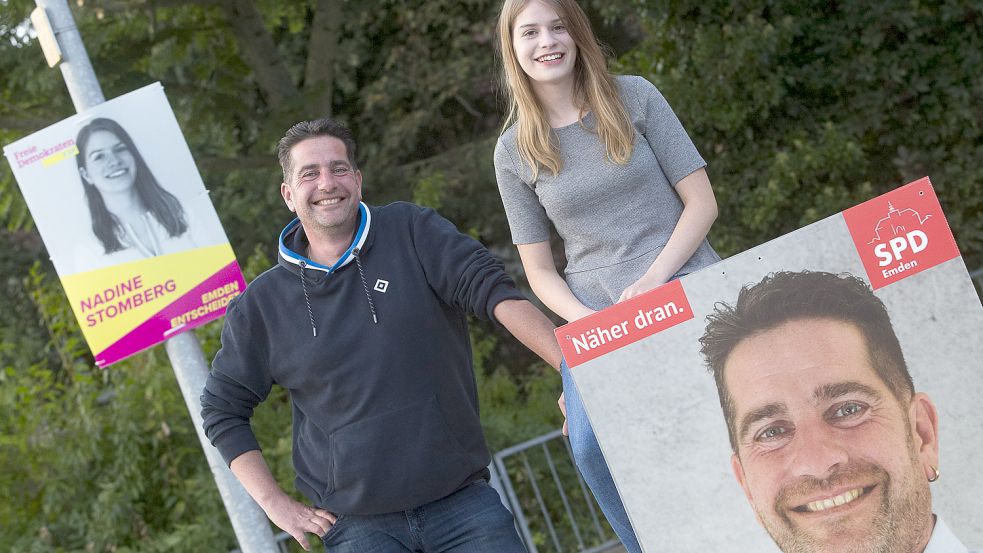 Trotz ihrer unterschiedlichen Parteizugehörigkeit verstehen sich Holger Stomberg und seine Tochter Nadine Stomberg gut. Im östlichen Teil der Stadt hängen Wahlplakate von beiden - manchmal auch an einem Mast. Foto: J. Doden