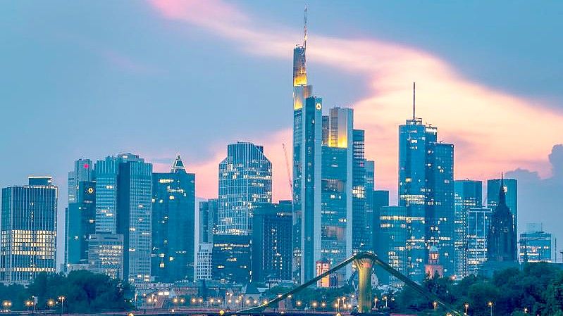 Auf dem Main fährt ein Schiff vor der Skyline der Bankenmetropole. Foto: Boris Roessler/dpa