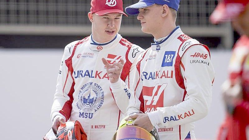 Nikita Masepin (l) und Mick Schumacher sind Formel-1-Teamkollegen beim Haas-Team. Foto: James Gasperotti/ZUMA Wire/dpa