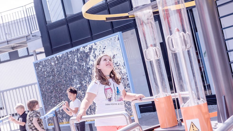 Im EEZ in Aurich können die Besucher spielerisch physikalische und chemische Zusammenhänge erkunden. Foto: OZ/Archiv