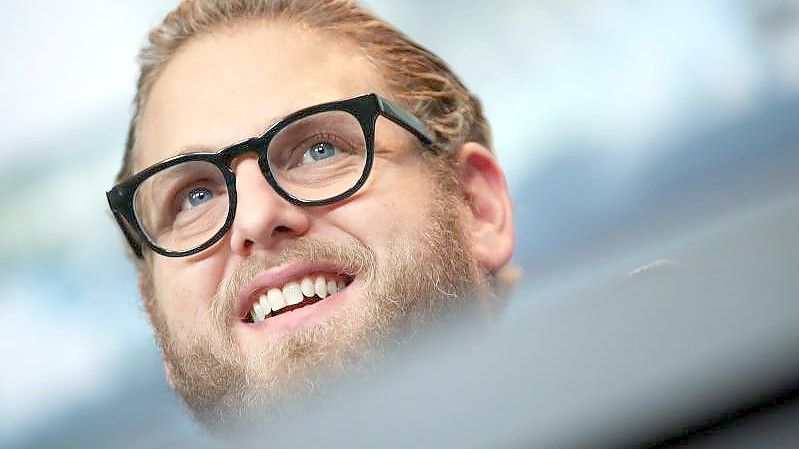 Der US-Schauspieler Jonah Hill scheint verliebt zu sein. Foto: Christoph Soeder/dpa