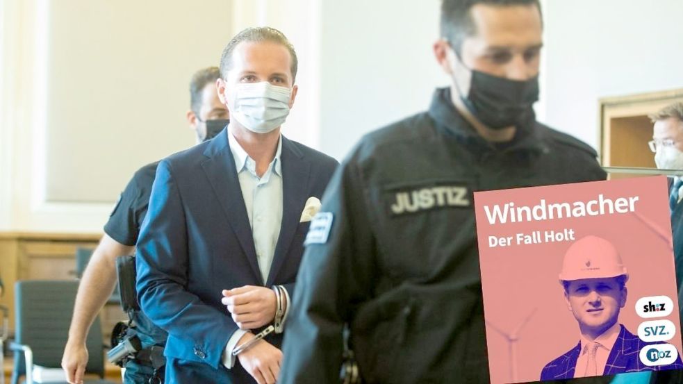 In Handschellen, aber mit Einstecktuch erschien der frühere Windenergieunternehmer Hendrik Holt vor dem Landgericht Osnabrück. Mehr zum Prozessauftakt im neusten Teil des Podcasts „Windmacher“. Foto: Swaantje Hehmann/Cover: Tinett Kähler