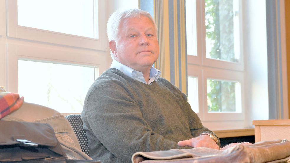 Gerd Koch – hier vollständig bekleidet bei einem Gerichtsprozess im Jahr 2019 – streitet sich mit der Zeitungsgruppe Ostfriesland vor Gericht. Foto: Ortgies/Archiv