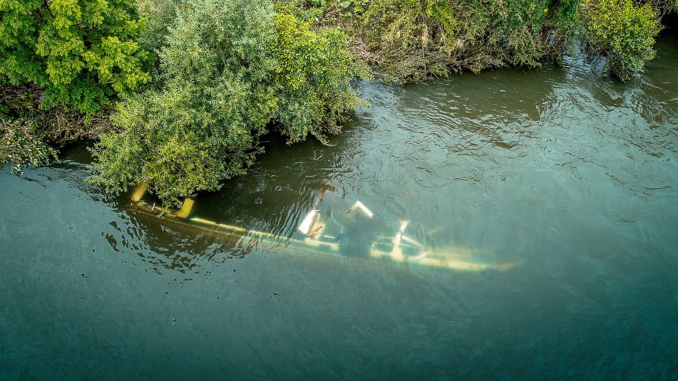 An einer schwer zugänglichen Stelle nahe dem Ufer eines naturbelassenen Parks in einem Altarm der Ruhr, etwa 150 Meter vom Kahlenberg-Wehr entfernt, liegt das Wrack der „Moornixe“ unter Wasser. Foto: Feuerwehr Mülheim an der Ruhr