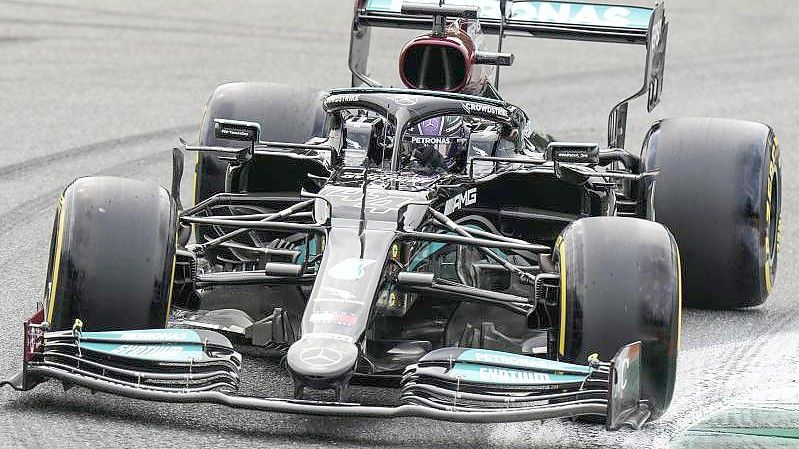 Lewis Hamilton drehte zum Auftakt in Monza die schnellste Runde. Foto: Luca Bruno/AP/dpa