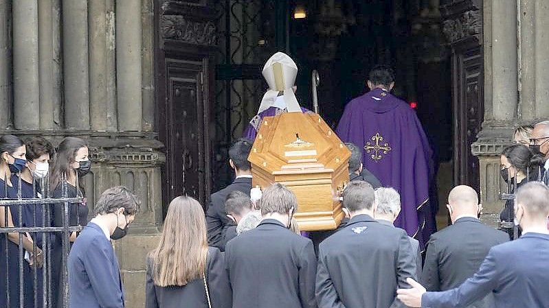 Der Sarg des Schauspielers Jean-Paul Belmondo wird in die Kirche Saint Germain des Près getragen. Foto: Michel Euler/AP/dpa