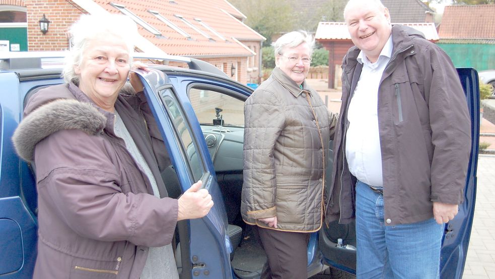 Haben vor der Corona-Pandemie den Fahrdienst regelmäßig genutzt: Mathilde Urban (von links) und Elfriede Zimmermann. Hier steigen sie in das Auto von Wilfried Heikens ein. Foto: Schneider-Berents
