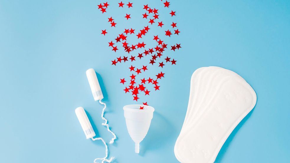 Tampons, Menstruationstasse und Binden: In einem neuen Werbespot von Always wird erstmals rotes statt blaues Blut verwendet. Foto: imago images/AllaRudenko