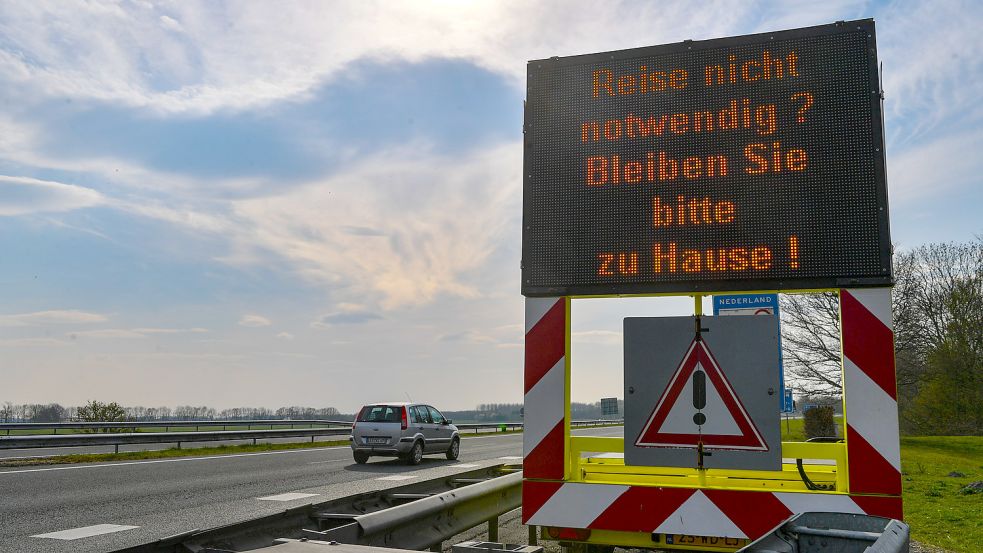 Im Frühjahr 2020 wurde diese Bitte auf Tafeln an der Autobahn gezeigt: Der Appell, unnötige Reisen in die Niederlande zu unterlassen. Wir fassen zusammen, was nun gilt. Foto: Ortgies/Archiv