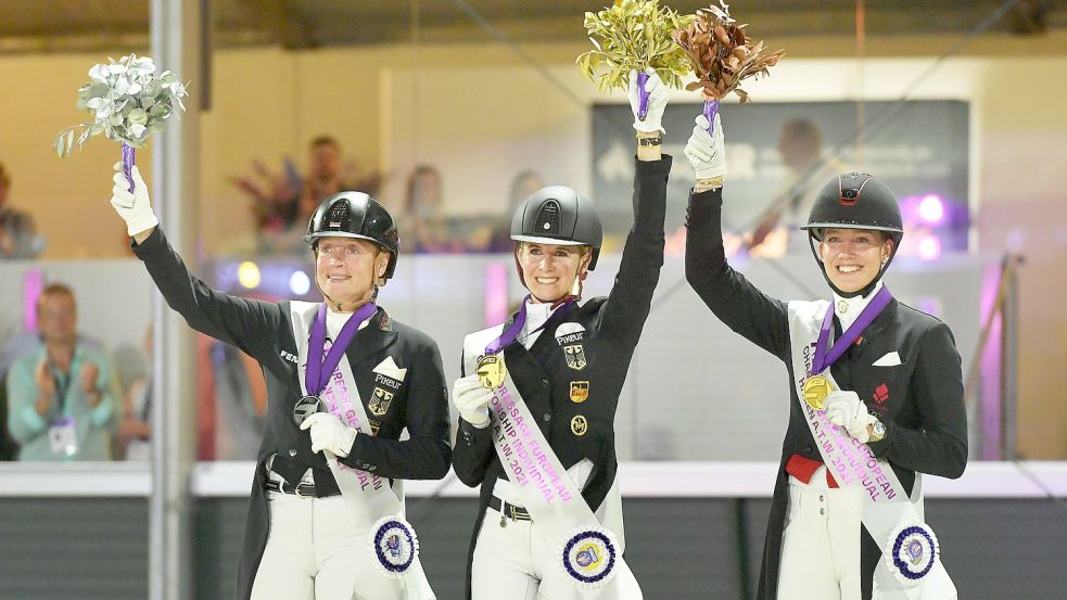 Ein stolzes Podium im Dressur-Einzel (von links): Isabell Werth, Jessica von Bredow-Werndl und Cathrin Dufour (Dänemark). Foto: Helmut Kemme