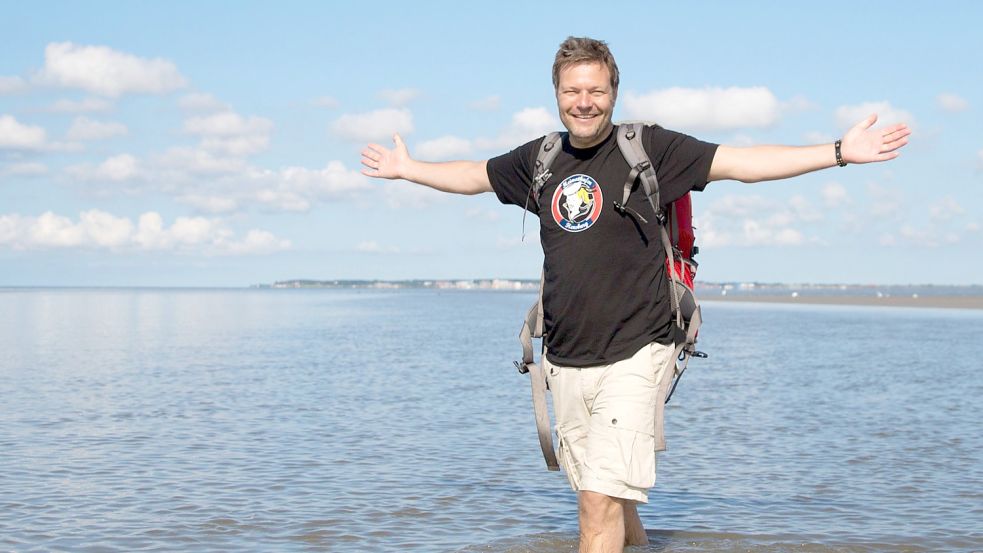 Er macht am liebsten Urlaub an der Nordsee: Grünen-Chef Robert Habeck bei einer Wanderung durch einen Priel zwischen Dagebüll in Schleswig-Holstein und der Hallig Langeneß im Juli 2015 – damals war er Schleswig-Holsteins Umweltminister. Foto: dpa/Christian Charisius