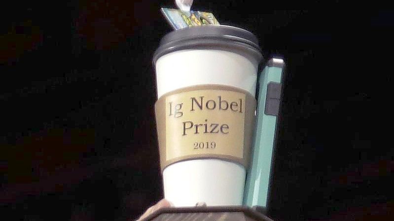 Archivfoto von einem Ig-Nobelpreis aus dem Jahr 2019. Foto: Elise Amendola/AP/dpa