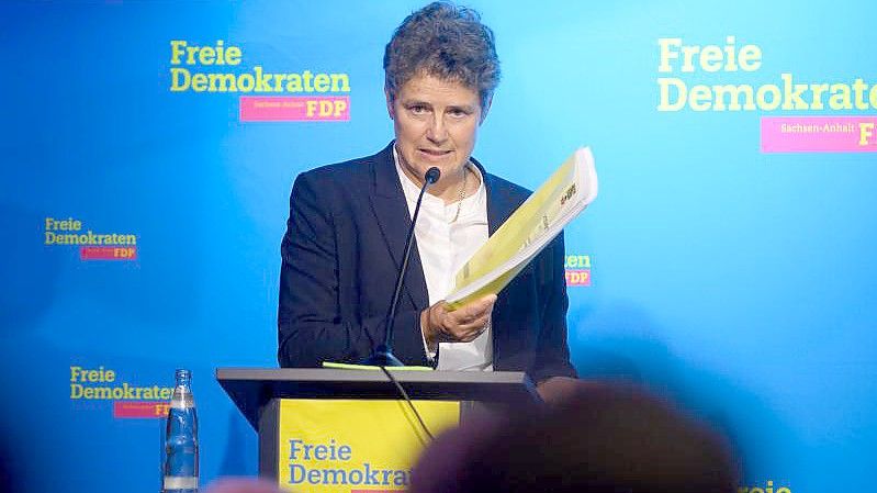 Lydia Hüskens, Vorsitzende der FDP Sachsen-Anhalt, spricht auf dem Landesparteitag in Magdeburg zu den Delegierten und zeigt den Koalitionsvertrag. Foto: Klaus-Dietmar Gabbert/dpa-Zentralbild/dpa