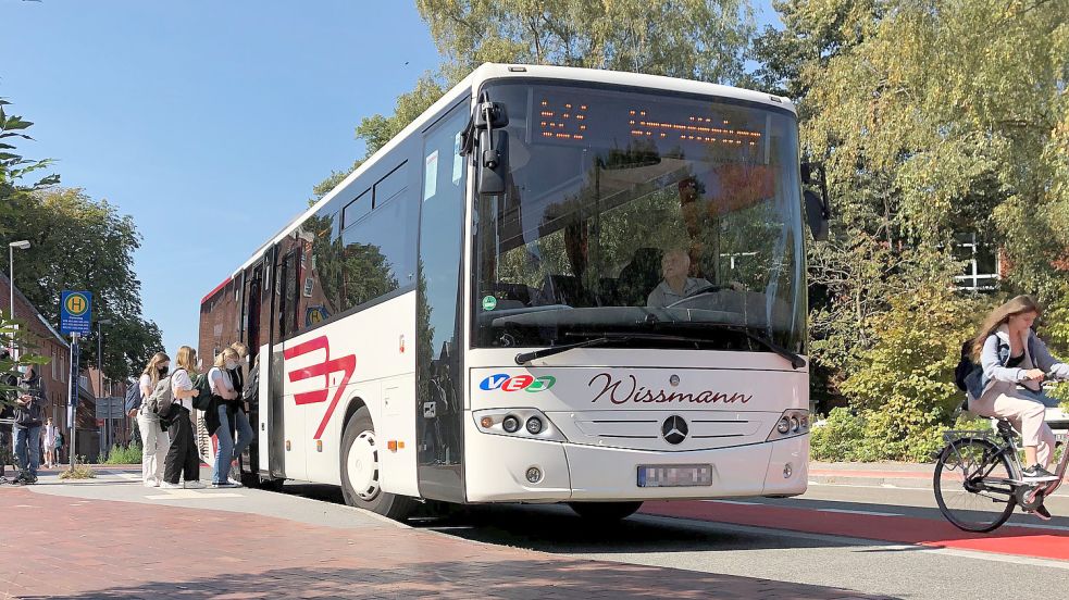 Im Ostersteg steigen die Schüler des Ubbo-Emmius-Gymnasiums in einen Verstärkerbus der Weser-Ems-Bus-Linie ein. Foto: Kraft