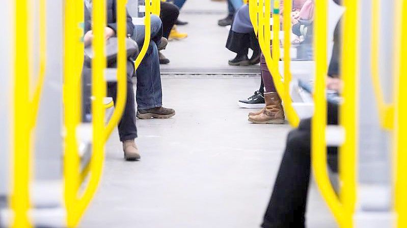 Fahrgäste sitzen in einer U-Bahn. Viele Verkehrsunternehmen bedanken sich mit einer besonderen Aktion bei treuen Kunden. Foto: Christoph Soeder/dpa