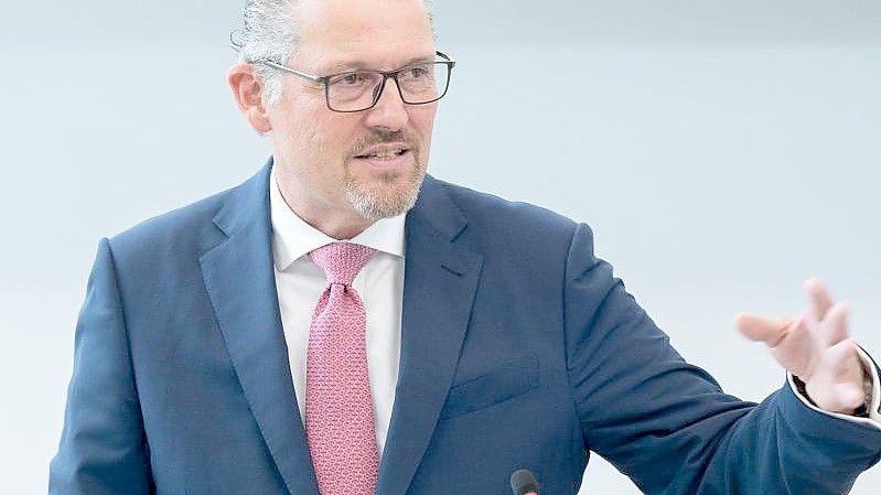 Arbeitgeberpräsident Rainer Dulger. Nach den Streiks der Lokführergewerkschaft GDL bei der Bahn sehen die Arbeitgeber gesetzlichen Reformbedarf. Foto: Bernd Weißbrod/dpa