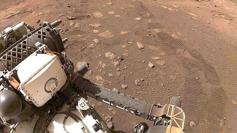 Der Rover „Perseverance“ der NASA fährt über den Planeten Mars. Foto: Nasa/ZUMA Wire/dpa
