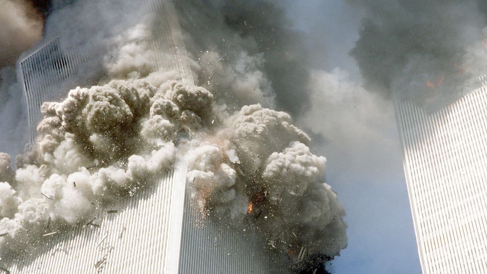 Albtraum für die Weltmacht USA: Der Südturm des World Trade Centers stürzt nach den Terroranschlägen am 11. September 2001 ein. Foto: Gulnara Samoilova/AP