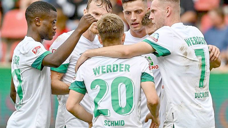 Absteiger Werder Bremen setzte sich souverän in Ingolstadt durch. Foto: Armin Weigel/dpa