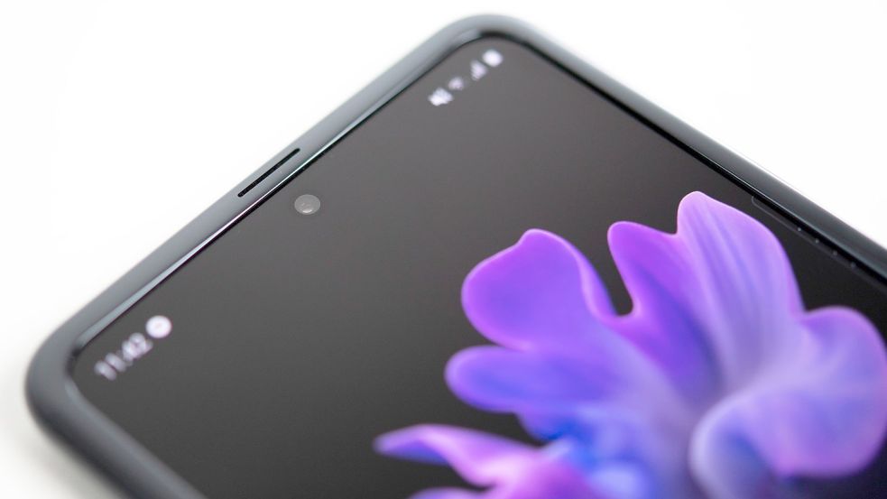 Das iPhone 14 soll sich optisch deutlich vom aktuellen iPhone 12 und dem kommenden iPhone 13 unterscheiden. Die Front könnte der des hier gezeigten Samsung Galaxy Z Flip ähneln. Foto: Catherine Waibel/dpa