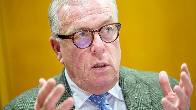 Klaus Reinhardt, Präsident der Bundesärztekammer, ist derzeit gegen mehr Druck auf ungeimpfte Menschen. Foto: Gregor Fischer/dpa