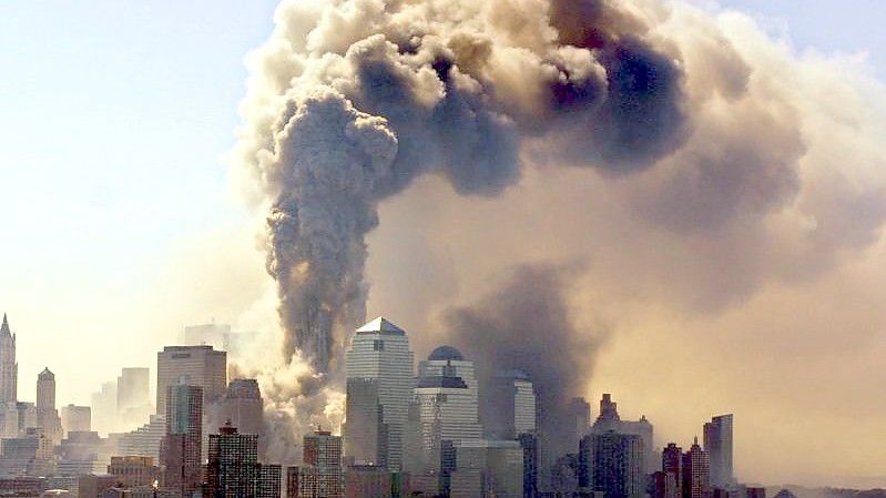 Ein Turm des World Trade Centers in New York stürzt am 11.09.2001 in sich zusammen, nachdem er von einer Passagiermaschine getroffen worden ist. Foto: Hubert Boesl/dpa