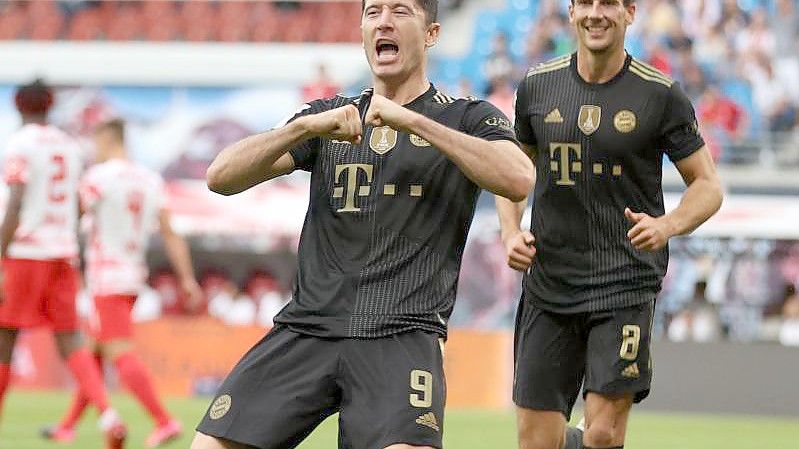 Robert Lewandowski (M) brachte die Bayern per Elfmeter in Führung. Foto: Jan Woitas/dpa-Zentralbild/dpa