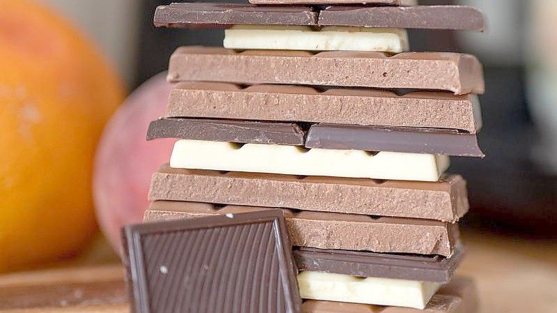 Stücke von Vollmilchschokolade, weißer Schokolade und Zartbitterschokolade. Foto: Monika Skolimowska/dpa