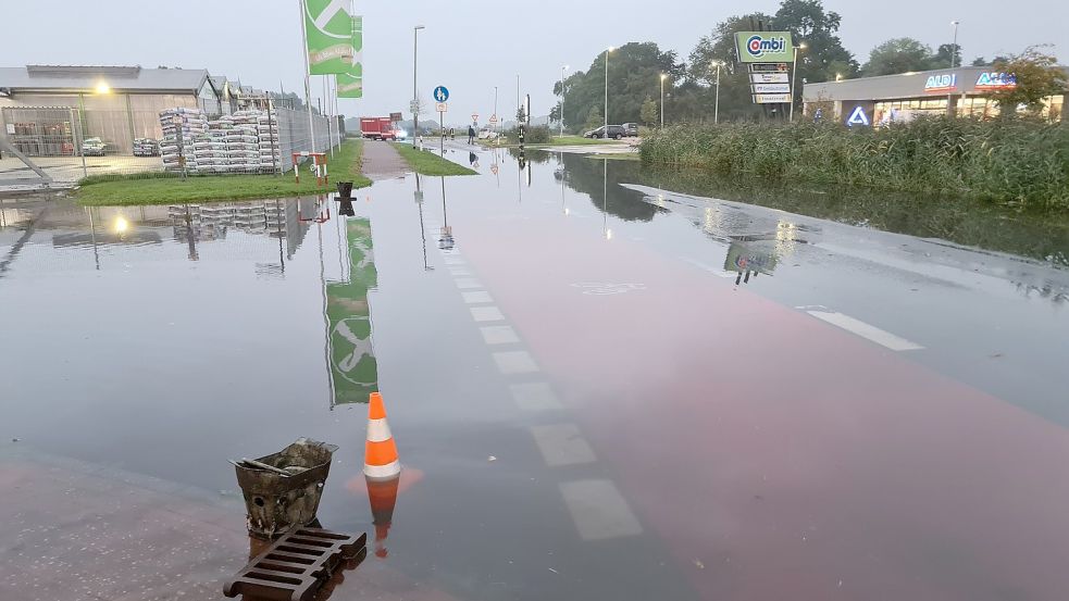 Die Handelsstraße in Pewsum war überschwemmt. Das Wasser floss nur langsam ab. Foto: Feuerwehr