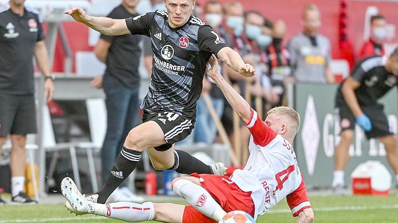 Jan-Niklas Beste musste sich mit Spitzenreiter Regensburg (r) mit einen Punkt gegen den 1. FC Nürnberg zufrieden geben. Foto: Armin Weigel/dpa